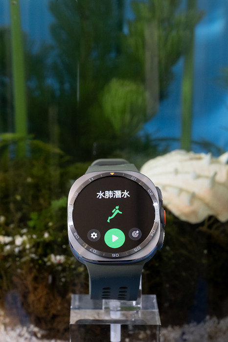 Samsung Galaxy Watch Watch Ultra2 抗衝擊鈦金屬錶殼與輕薄機身