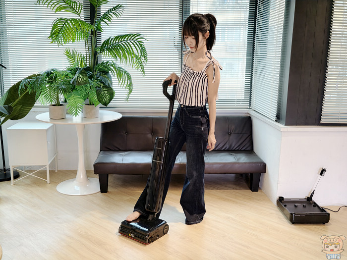 用腳掌定住刷頭上蓋並往後拉動把手解鎖機身