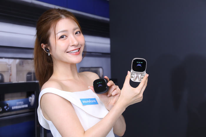 soundcore Liberty 5 Pro Max 配備 1.78 吋 AMOLED 觸控螢幕充電盒,支援 AI 翻譯與錄音