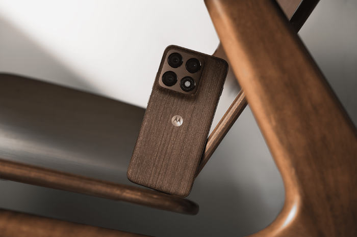 moto edge 70 pro 採用 Pantone 木紋與織品背蓋設計,配備 5000 萬畫素四鏡頭與 AI 即時翻譯