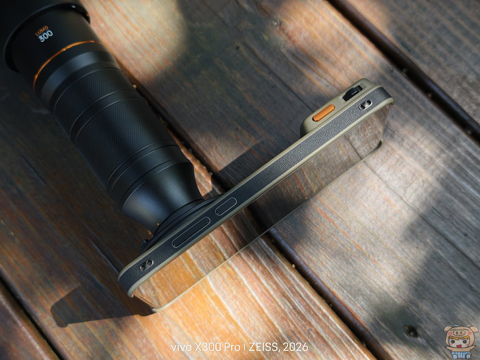 OPPO Find X9 Ultra 裝載 300mm 增距鏡手持配重與轉接環細節