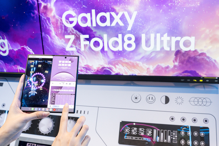 微風南山旗艦體驗館 Galaxy Z8 預購排隊人潮與抽 IVE 演唱會門票