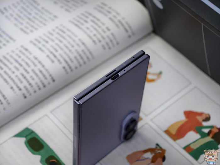 機身底部 USB Type-C 傳輸孔、通話麥克風與立體聲揚聲器
