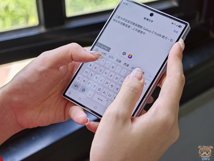 外螢幕雙手鍵盤打字操作,寬邊框設計大幅改善字形誤觸