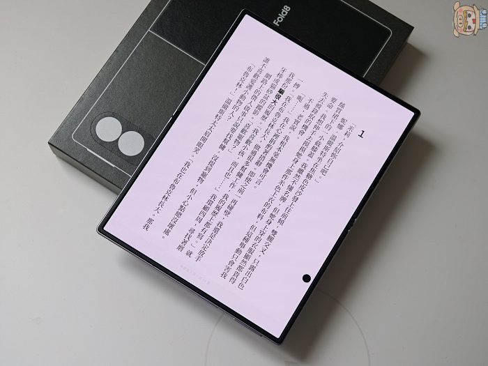 主螢幕 3000 尼特峰值亮度與 AR 抗反光鍍膜,直式電子書閱讀體驗