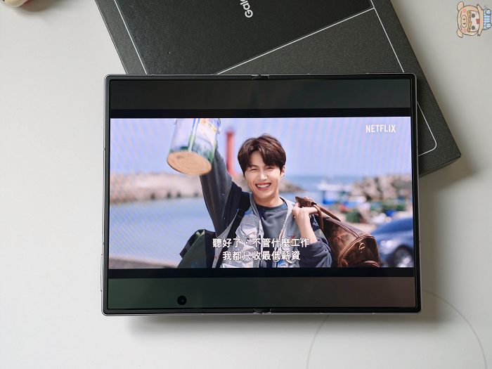7.6 吋 4:3 比例 Dynamic AMOLED 2X 內頁螢幕展開全貌