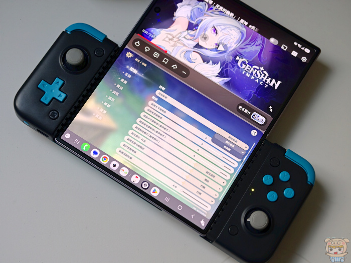 Galaxy Z Fold8 展開連接遊戲手把,多工邊玩遊戲邊看 YouTube