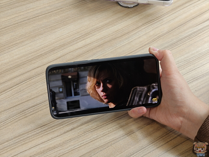 支援 Dolby Vision 與三重萊因護眼認證,橫向全螢幕流暢追劇體驗