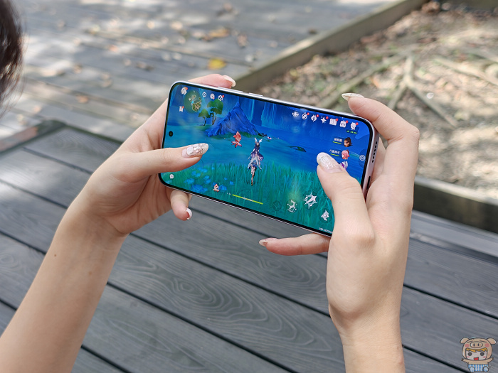 機身底部配置 USB Type-C 連接埠、立體聲揚聲器與支援 eSIM 卡槽