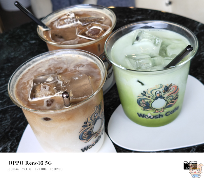 印有店家鴨子標誌的玻璃杯盛裝漸層抹茶拿鐵與滑順冰拿鐵