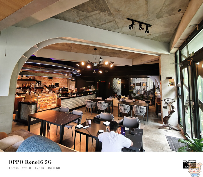 室內寬敞採光良好的用餐空間,適合朋友聚會與放鬆放空