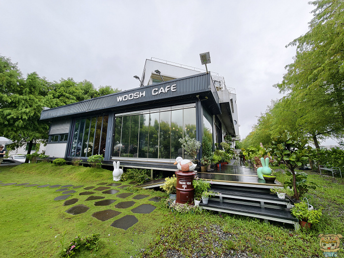 宜蘭五結無所時時 Woosh Cafe 白色景觀建築與戶外水岸庭院全貌