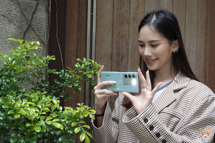 就是這個光~  人像旗艦 vivo V27 5G  前、後 