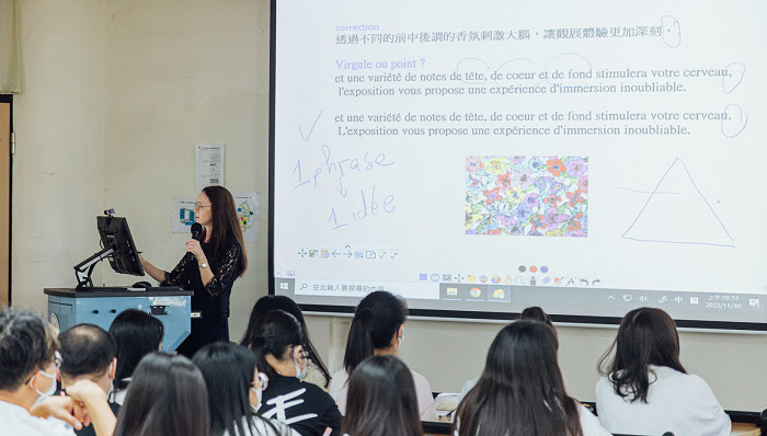 nEO_IMG_【新聞照片2】ViewSonic 智慧講台解決方案中24吋手寫觸控顯示器ID2456，可一線連接教室原有投影機，大螢幕呈現4Ｋ高畫質影像。.jpg