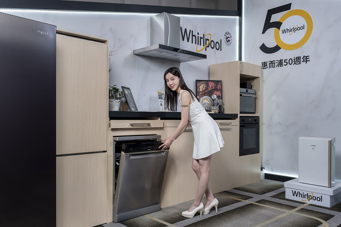 nEO_IMG_【惠而浦新聞圖片8】惠而浦第六感智能嵌入式廚房家電探索廚藝無限可能.jpg