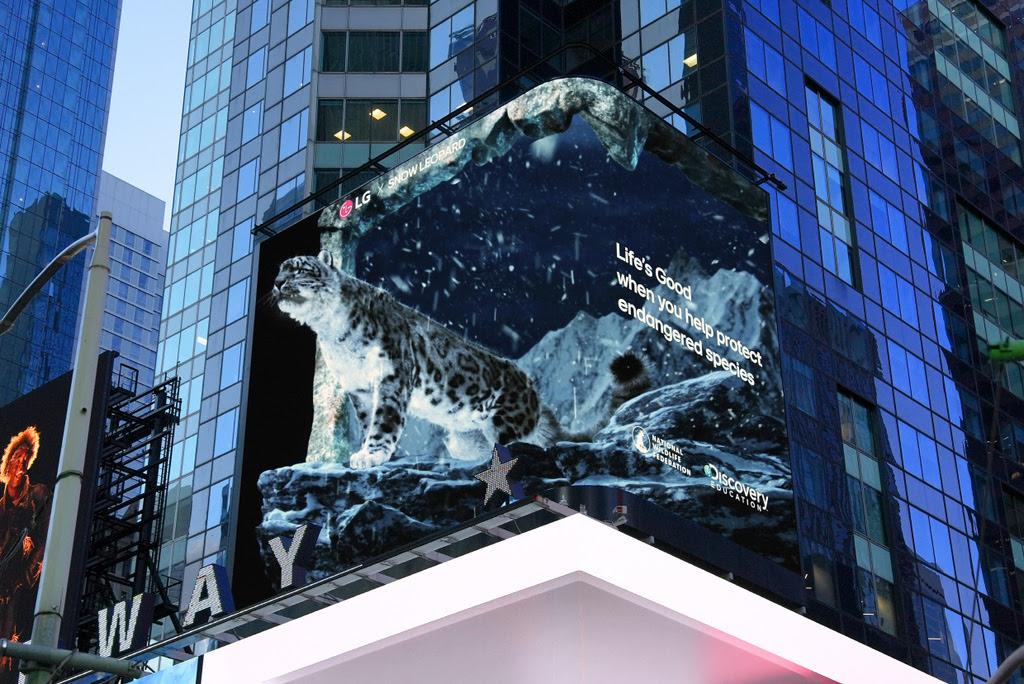 【新聞圖片4】LG為迎接世界地球日，於紐約時代廣場刊出3D數位裝置看板，透過3D效果描繪的雲豹、禿鷹等瀕臨的絕種動物，呼籲大眾重視動物保育的重要性.jpg