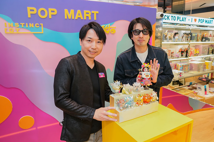 nEO_IMG_大久保博人(左)上野陽介(右)與POP MART泡泡瑪特聯名新品合影_圖三.jpg