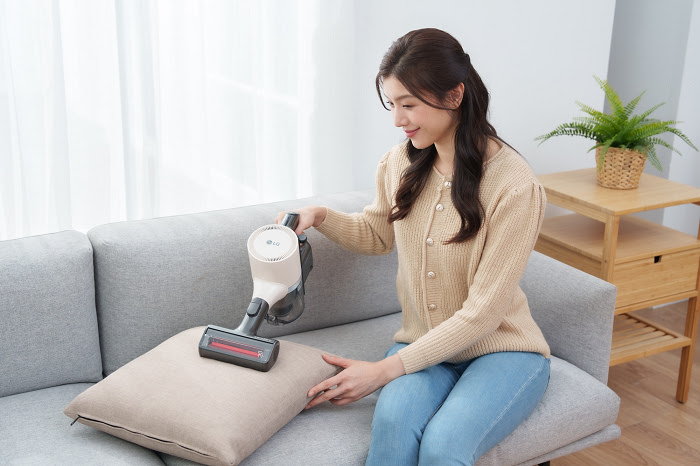 nEO_IMG_【新聞圖片8】LG A9 TS附有毛髮專用吸頭，可輕鬆清潔卡在沙發、寢具上的寵物細毛及頭髮.jpg