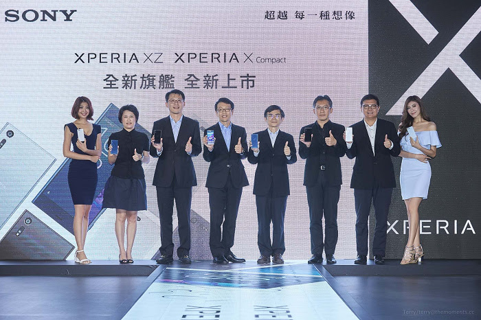 nEO_IMG_2.Sony Mobile 總經理 林志遠先生與各大電信業者合影，一同參與Sony最新旗艦機的閃耀時刻。.jpg