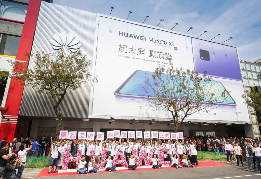 【HUAWEI】華為品牌體驗服務新堀江店盛大開幕，華為技術台灣總代理訊崴技術總經理 雍海與花粉排字合影_1.jpg