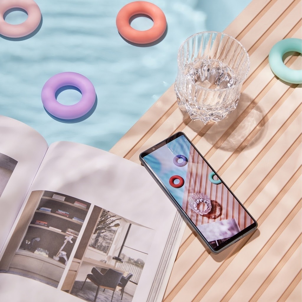 圖說、Xperia 5 IV整合Xperia旗艦機種多項頂尖科技與強大功能，並以6.1吋機身帶來更加合手好握的持握體驗。 (2).jpg