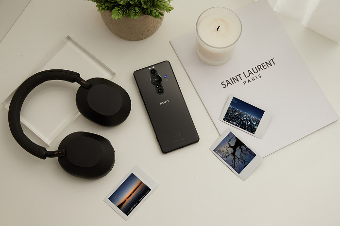 nEO_IMG_圖說、至Sony行動通訊專賣店購買真．相機手機Xperia PRO-I，不論單機購買或選購豪華攝影組，均可獲得2,000元配件購物金、Xperia防滑城市咖啡杯及Xperia 真皮手繩。.jpg