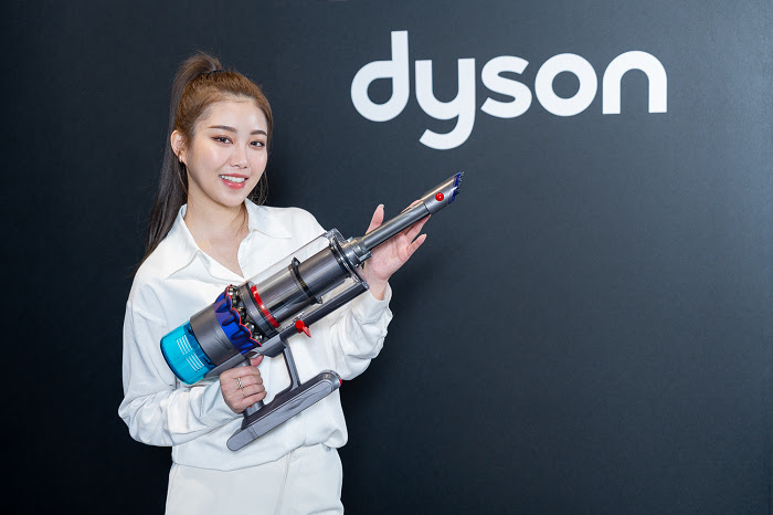 nEO_IMG_Dyson Gen5Detect無線吸塵器配備內建除塵及隙縫吸頭，可隨手切換手持模式，搭配“一鍵式電源控制”及壺型手柄，提供更輕鬆與舒適的清潔體驗.jpg