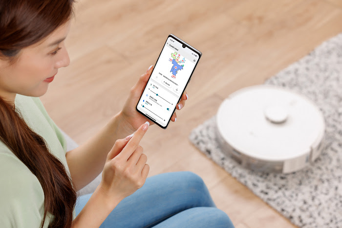 nEO_IMG_【新聞圖片6】LG CordZero All-in-One Tower Combi 清空塔內建WiFi，能輕鬆連接LG ThinQ App，可遠端安排掃地機器人清掃區域及時間，遇到地毯時亦可自動調整吸力，輕鬆運用清空塔帶來的便利清掃模式.jpg