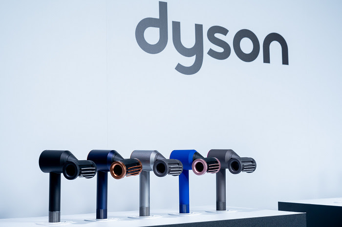 nEO_IMG_新一代Dyson Supersonic吹風機HD15今日在台上市，配備全新二合一抗毛躁順髮吹嘴，具備順髮、抗毛躁兩種模式，為日常造型需求提供完美對策。.jpg