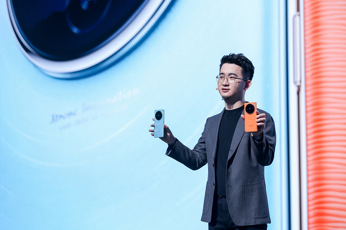 nEO_IMG_vivo X100系列搭載全球首發聯發科最新AI 旗艦晶片天璣9300，以亮眼跑分提供旗艦手機全新體驗.jpg