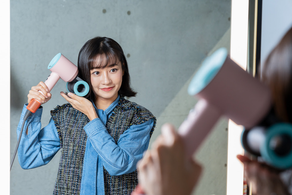 圖一、Dyson Supersonic™ 今日在台推出全新限定版炫彩粉霧拼色，以柔霧粉、蜜柑橙、薄荷綠搭出炫彩配色.jpg