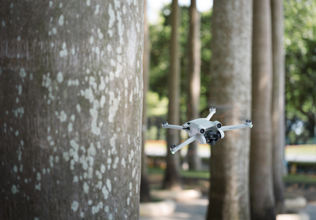 DJI Mini 3 Pro自動探測並躲避飛行路徑中的障礙物，在複雜場景下也能順滑飛行.jpg