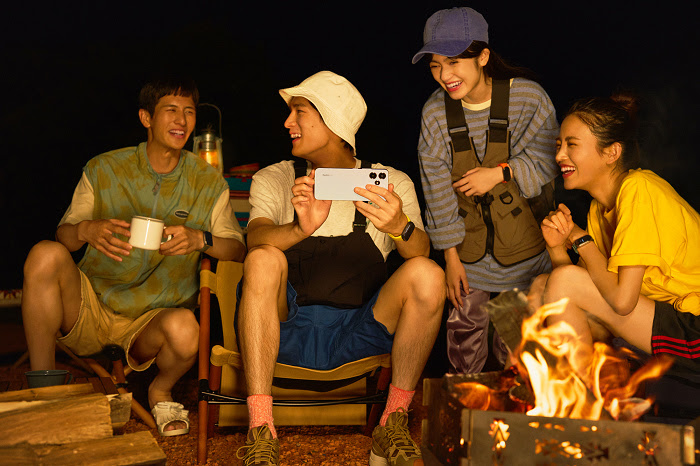 nEO_IMG_3. Redmi 12 5G擁有6.79吋90Hz FHD+ DotDisplay螢幕，螢幕解析度為2460 x 1080，超大螢幕設計適合觀看影片、暢玩遊戲等，盡情享受各式娛樂。.jpg
