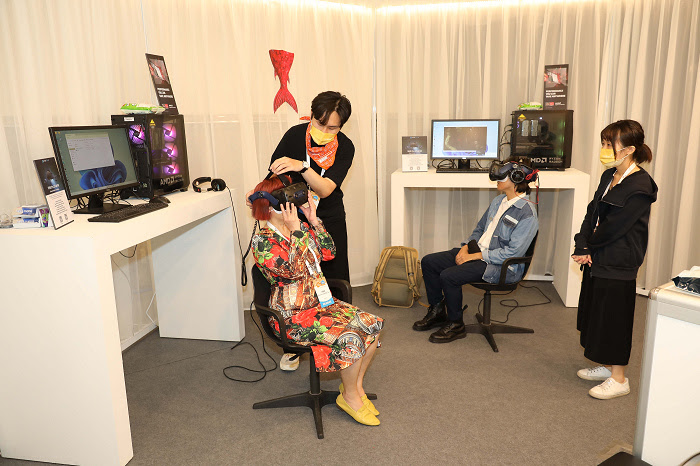 nEO_IMG_【圖說三】世界公視大展各國代表使用HTC VIVE VR頭盔及AMD 電競級 PC，體驗VR內容。.jpg