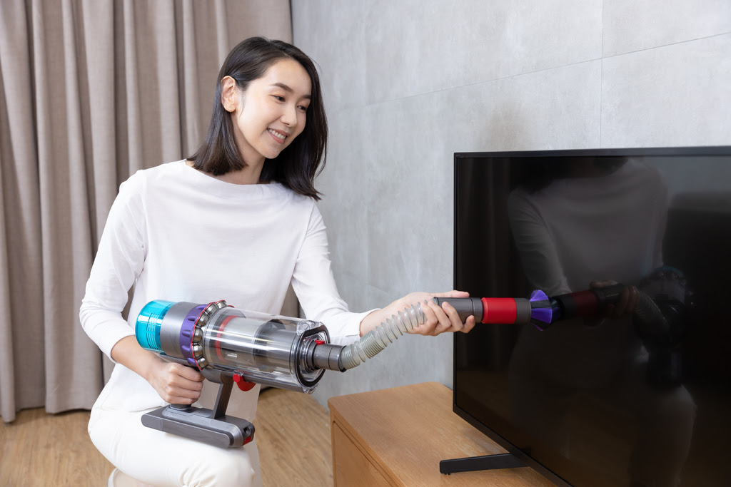 TV screen cleaning_model 2.jpg