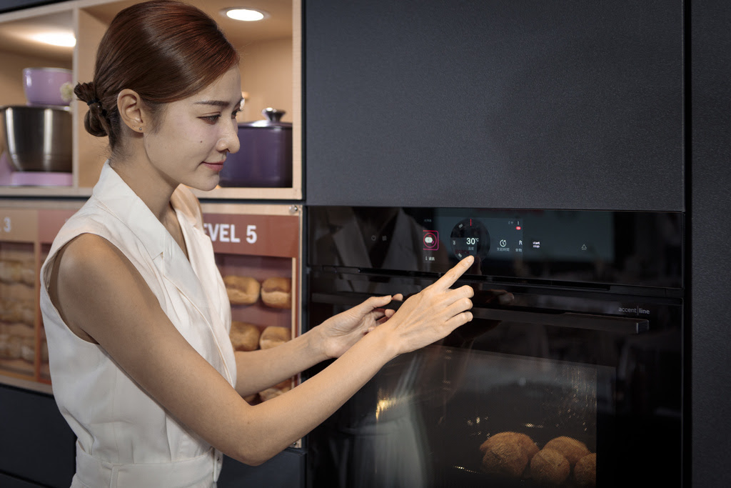 BOSCH 全新8系列極緻黑蒸氣微波烤箱，加入全新「烘焙調色盤」功能，提供1-5級烤色選擇，只需按下「個別上色」，選擇所需的烤色等級，即可達到烤出客製化的色澤效果。_2.jpg