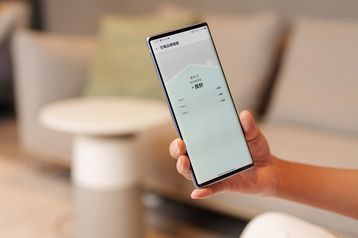 nEO_IMG_【新聞圖片8】LG AeroFurniture 新淨几內建WiFi，輕鬆連接LG ThinQ App，可遠端開啟關閉、設定預約排程，並輕鬆地監控家中空氣品質.jpg