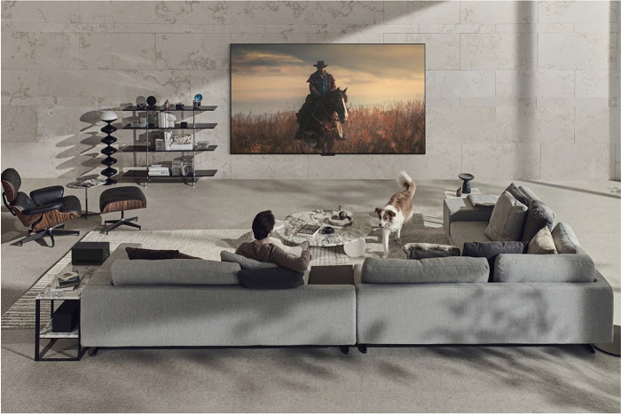 nEO_IMG_【新聞圖片1】LG今年推出LG OLED evo M3 真無線系列，採用全球首創4K 120Hz影音無線傳輸技術，使電視如畫作般零間隙壁掛於牆上，完美融入居家裝潢.jpg