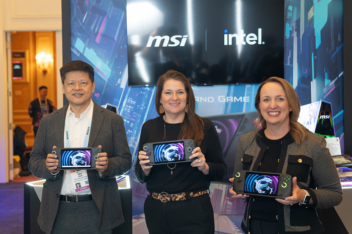 nEO_IMG_05_MSI執行副總裁暨NB產品總經理郭緒光與Intel高層於CES共同展示全新遊戲掌機Claw.jpg
