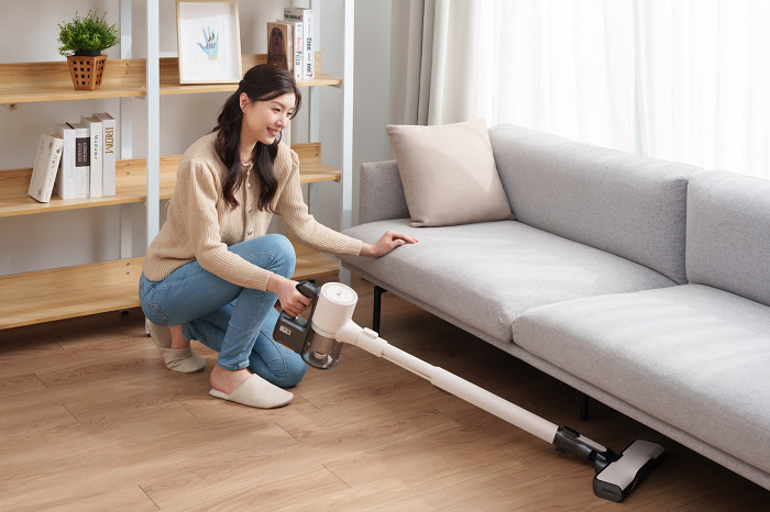 nEO_IMG_【新聞圖片5】LG A9 TS大幅提升吸力至220W，並以吸頭上獨特的氣流導流風道，產生氣流加強清潔性能，打掃不再殘留細屑與微塵.jpg