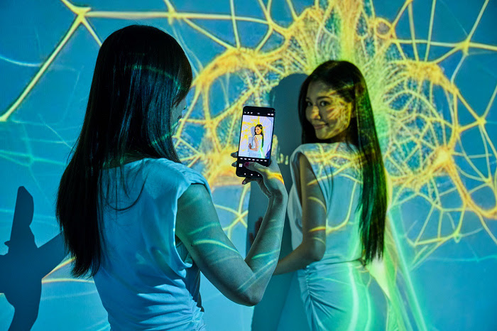 nEO_IMG_2. Xiaomi 14 Ultra 搭載小米與徠卡攜手打造的 Summilux 光學鏡頭，專注於卓越的光影捕捉、寬廣的動態色彩範圍和引人入勝的低光性能表現，無論是在高光還是陰影中，都能實現完美多變的藝術表現。.jpg