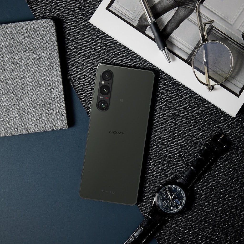 圖三、8 月凡至 Sony 行動通訊專賣店購買 Xperia 1 V ( 256G  512G版)，即贈送 Sony 原廠 30W 快速充電器 (XQZ-UC1)及專用可立式時尚保護殼 (XQZ-CBDQ) ，體驗手機攝影新視界！.jpg