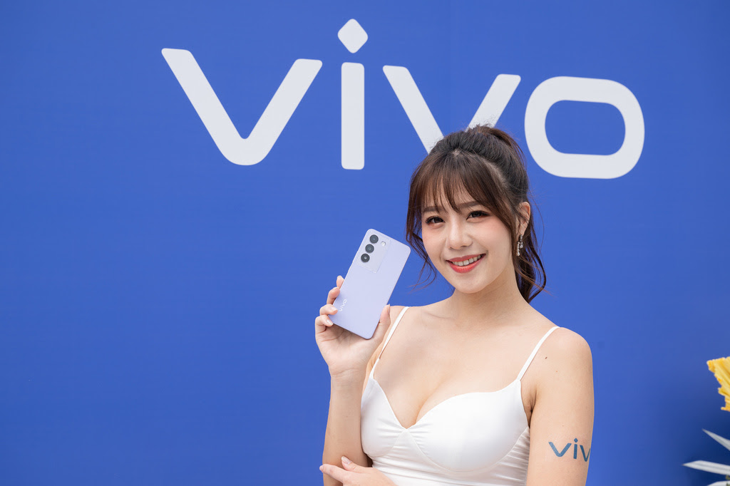 【新聞照片02】vivo Y100 5G全新美學設計，提供兩色選擇，以3D壓紋設計的「莫內紫」，採用EcoFiber生態纖維皮革飾材質，富有抗髒汙、刮痕且耐磨的特性，提供更安心的使用體驗.jpg