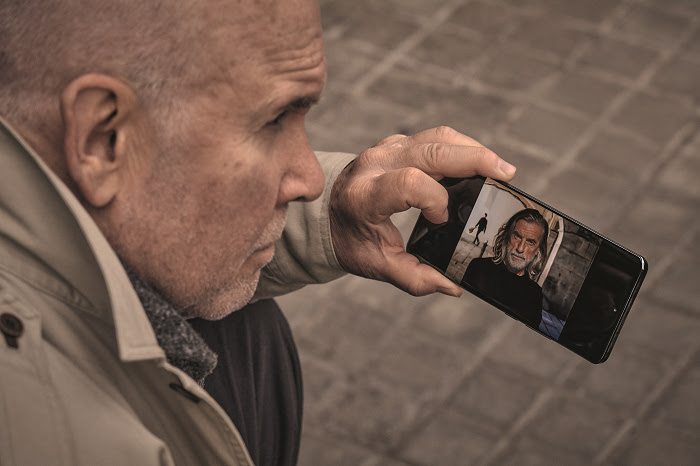 nEO_IMG_Steve_McCURRY_Watching screen.jpg
