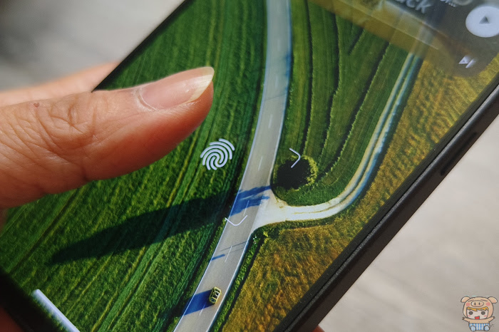 獨特單”鏡頭、環狀散熱結構~  SHARP AQUOS R