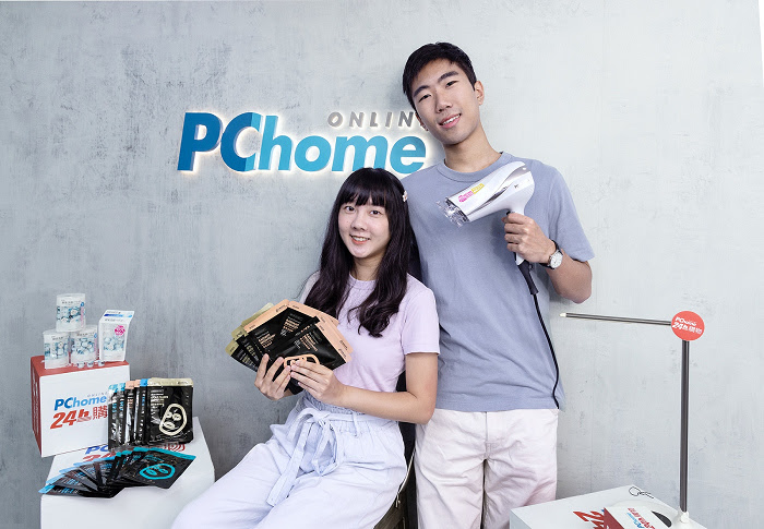 nEO_IMG_【PChome 24h購物新聞稿附件】開學囉！PChome 24h購物「開學季」最低25折起，Apple 商品、基礎保養品和宿舍預備品輪番上陣秀優惠!.jpg