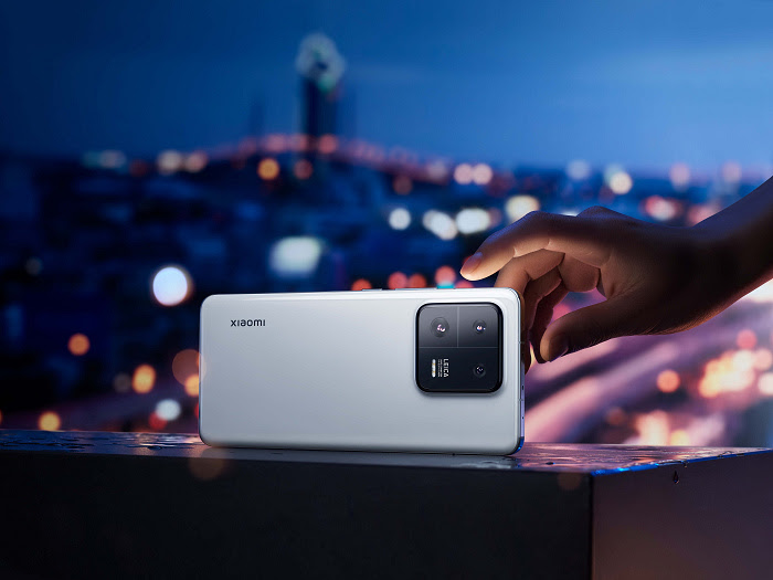nEO_IMG_Xiaomi 13 和Xiaomi 13 Pro 的影像系統配備徠卡專業光學三鏡頭，從硬體和成像品質，到相機 UIUX 設計的每個細節，均與徠卡合作共同研發打造.jpg