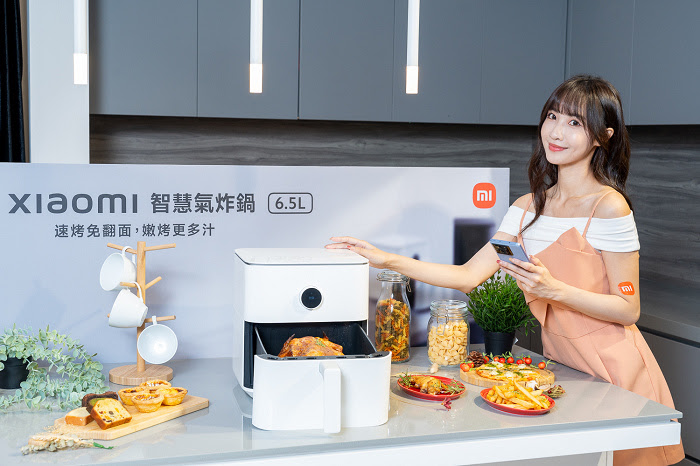 nEO_IMG_8. Xiaomi 智慧氣炸鍋 6.5L為廣大的用戶們解決一大難題，6.5公升的大容量能輕鬆放入一整隻烤雞，簡簡單單一鍵按下香氣逼人的烤全雞即可出爐，內建12種預設烹飪模式，以及米家APP中提供約100道雲端食譜，輕鬆完成一道道的美食佳餚。.jpg